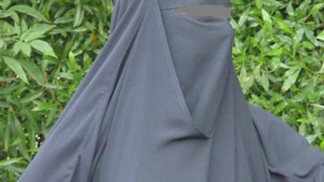 رجل يرتدي الجلباب لرؤية صديقته