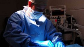 جراحون أتراك يجرون أول عملية في العالم لزرع الرحم