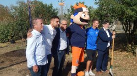 ديلور يغرس الأشجار ويُنظّف البيئة