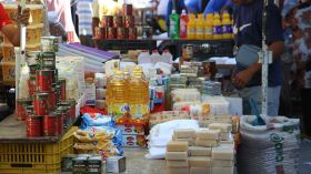 مواد غذائية فاسدة ومجهولة المصدر تباع على الأرصفة بأسواق الوادي