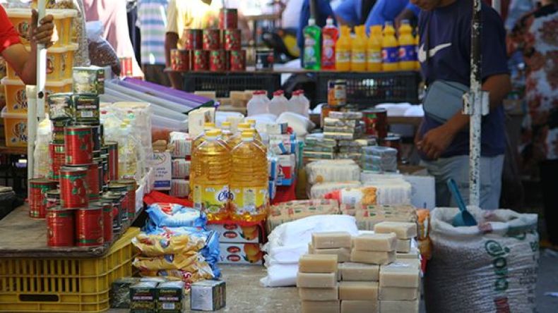 مواد غذائية فاسدة ومجهولة المصدر تباع على الأرصفة بأسواق الوادي