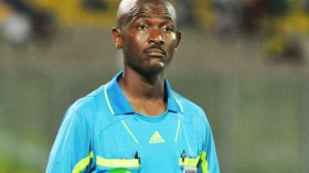 “الكاف” تُعاقب الحكم الغاني “لامبتي” بِالإيقاف