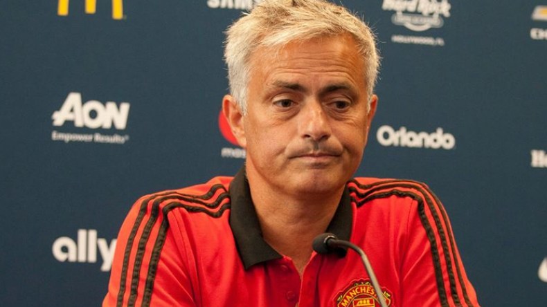 اليونايتد يقيل مدربه مورينيو