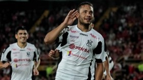 خوان مانويل فالكون يسجل أغرب هدف