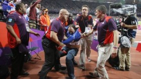 مشاغب إنجليزي يرشق المضمار بزجاجة خمر!