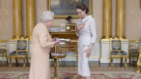 ملكة بريطانيا تمنح أنجلينا جولي لقب “السيدة الشرفية”