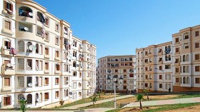 مقصون من السكن الإجتماعي يحتجون أمام مقر الدائرة بسوق أهراس