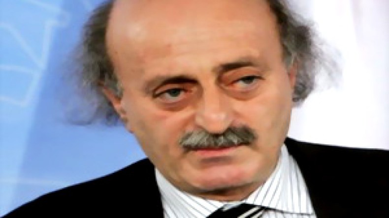 جنبلاط‮ ‬يخلط‮ ‬أوراق‮ ‬اللعبة‮ ‬في‮ ‬لبنان‮