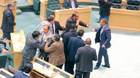 شجار وتراشق للزجاجات في البرلمان الأردني