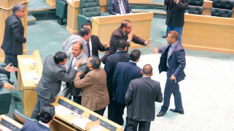 شجار وتراشق للزجاجات في البرلمان الأردني