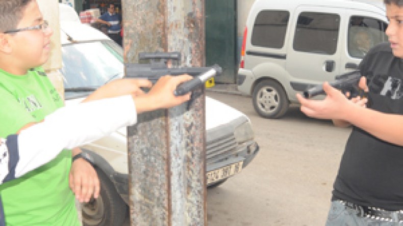 مسدّسات برصاص مطاطي وأخرى بخناجر تخلف حالات عمى