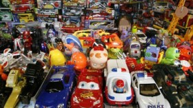 لعب أطفال مصنوعة بأنابيب وحقن ونفايات المستشفيات في الأسواق قبيل عيد الفطر