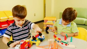 ألعاب طفلك: ركّزي على الشكل واللون والأصوات