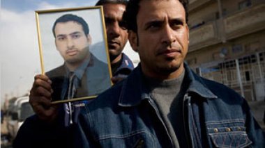 Bush indulgent envers le lanceur de chaussures