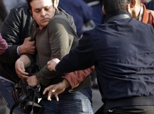 La journaliste égyptienne Hanane Kamel à Echorouk : « Des agressions coordonnées contre des journalistes étrangers et les caméras des télévisions détruites. »