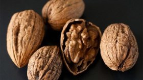 الجوز يمنع تطور فقر الدم والتخلف العقلي