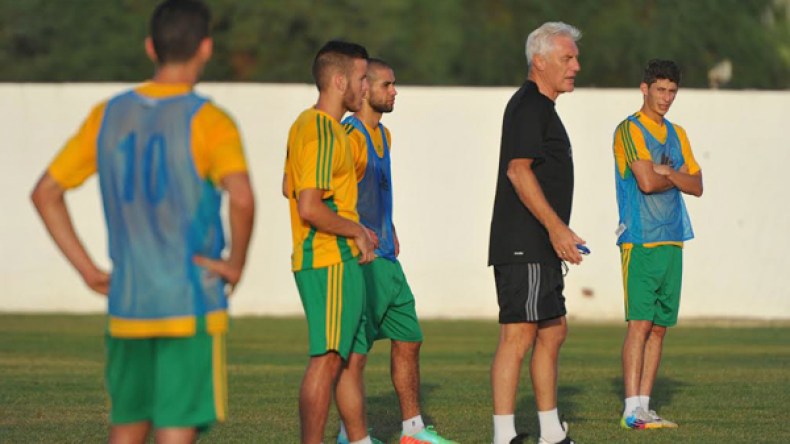 ش.القبائل: بروس يحدد التشكيلة الأساسية ويضع الشبان خارج حساباته