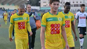 أنصار الشبيبة يقتحمون التدريبات ويطالبون اللاعبين بنقاط الساورة
