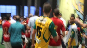 معوض‭ ‬يهاجم‭ ‬لاعبي‭ ‬القبائل‭ ‬كالوحش‮.. ‬وبقية‭ ‬العصابة‭ ‬تلاحقهم‭ ‬الى‭ ‬غرف‭ ‬الملابس