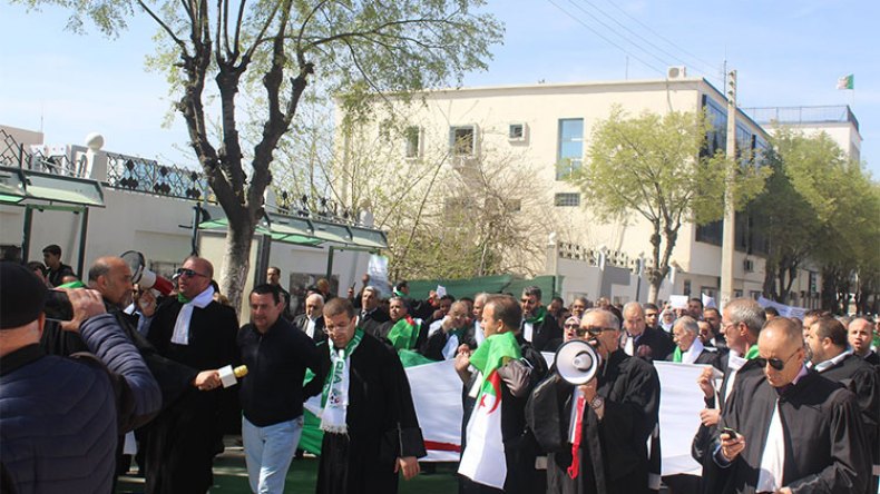 قضاة يقاطعون.. منتخبون يستقيلون ويرفضون الإشراف على الانتخابات