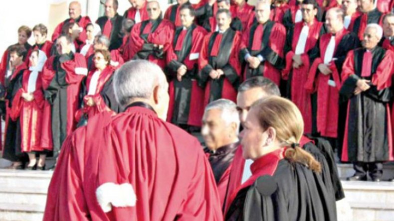 القضاة يشلون المحاكم والمجالس القضائية!