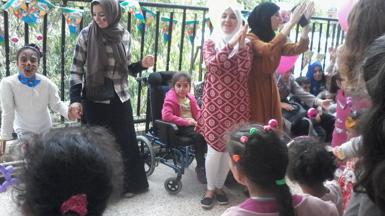 طلبة الطب يخففون آلام الأطفال المرضى بمستشفى الدويرة
