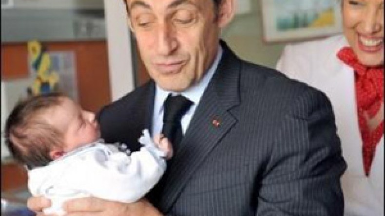 ‭ ‬ساركوزي احتفل ‬بمقتل‭ ‬القذافي‭ ‬ومولد‭ ‬الصبية‭ ‬‮”‬جوليا‮”‬؟