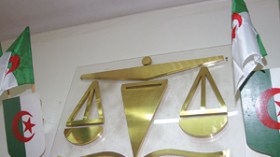 شاب يرش والدته بالغاز ويخنقها بحزام سرواله