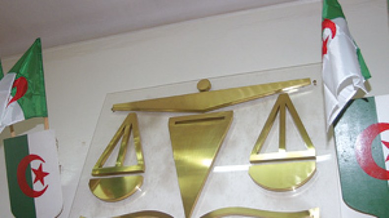 شاب يرش والدته بالغاز ويخنقها بحزام سرواله