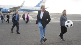 جان كيري يعشق كرة القدم!