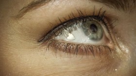 بريطانية تخاطر بنعمة البصر لتضع قلب الحب في عينيها !