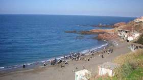 شاطئ البلج وكاروبيي بتيبازة يتحولان إلى محميات عائلية