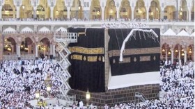 الكعبة المشرفة ترتدي كسوتها الجديدة