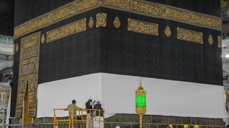 رفع كسوة الكعبة بمقدار 3 أمتار