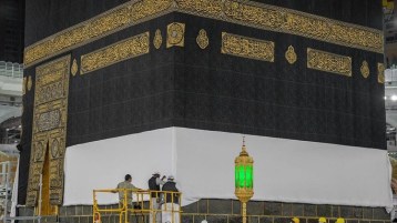 إنهم يستنسخون الكعبة !!