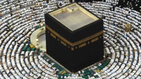 تغيير مفتاح الكعبة المشرفة وتسليمه إلى كبير سدنتها