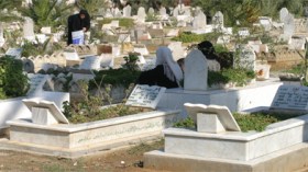 ابن يفتح قبر أمه ويكشف عن وجهها ببسكرة