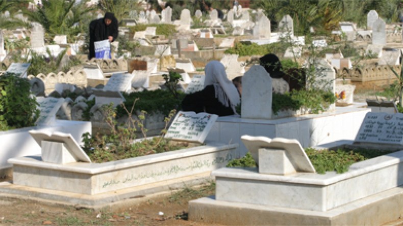 ابن يفتح قبر أمه ويكشف عن وجهها ببسكرة