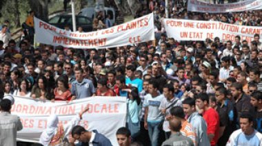 Algeria  : demonstrators accuse political party leader of involvement in famous singer assassination