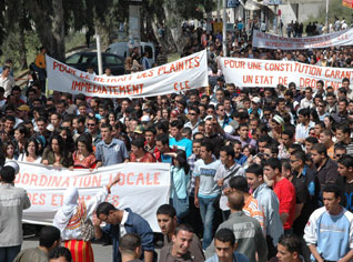 Algeria  : demonstrators accuse political party leader of involvement in famous singer assassination