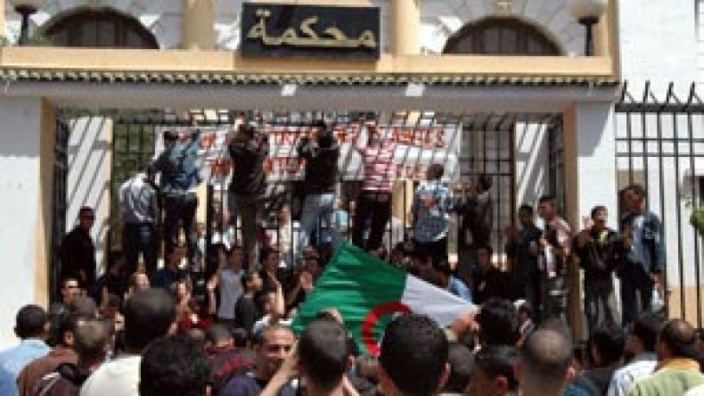 شباب تيزي وزو يثور في وجه سعدي والإنفصاليين