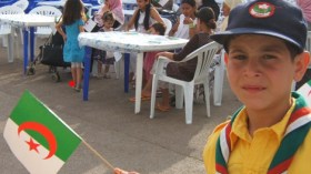 أطفال الكشافة يوزعون وجبات الإفطار على الطريق السيار