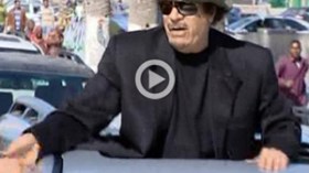 القذافي يظهر في سيارة مكشوفة بطرابلس مرتديا قبعة خضراء