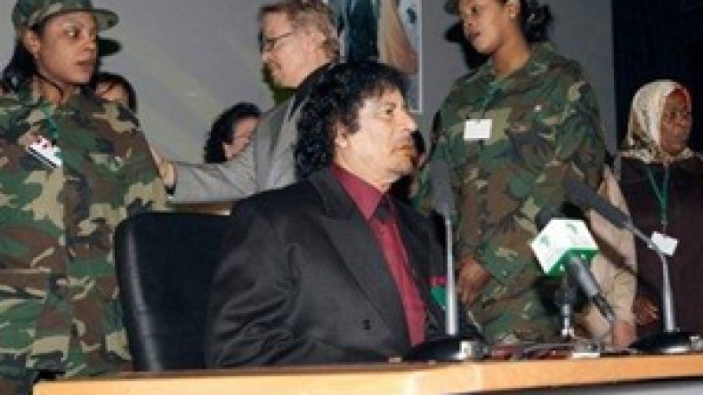 عذراوات‭ ‬ويقسمن‭ ‬على‭ ‬فدائه‭ ‬بحياتهن‭ ‬ويقرأن‭ ‬له‭ ‬الكتاب‭ ‬الأخضر‭ ‬قبل‭ ‬النوم‭ ‬