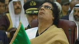 القذافي يشارك في تظاهرة شعبية لإسقاط حكومته