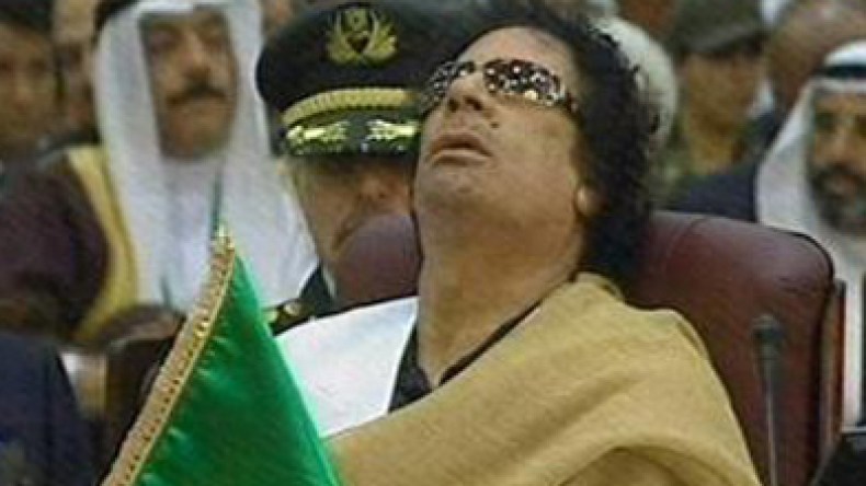 القذافي يشارك في تظاهرة شعبية لإسقاط حكومته