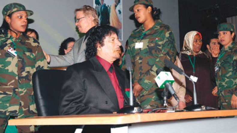 خمس مجندات يتهمن القذافي وأبناءه باغتصابهن