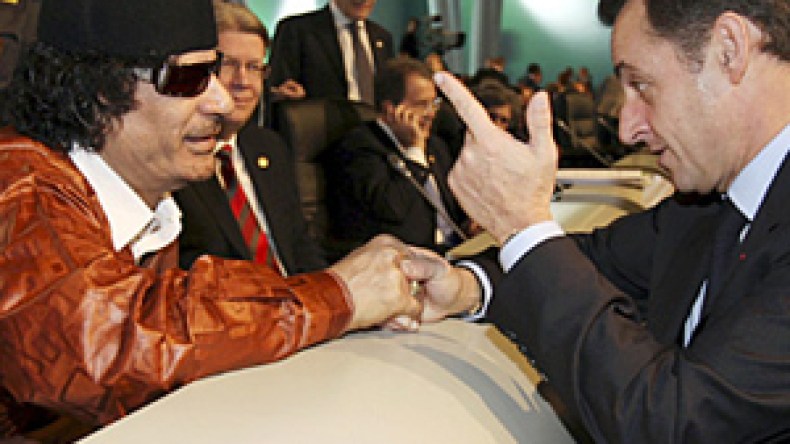 القذافي يقول انه سيسلح المدنيين للدفاع عن ليبيا