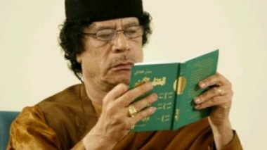 Une offre à Kadhafi de passer la main sans quitter la Libye