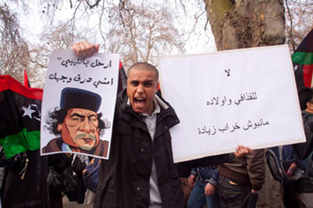 Libye : des femmes violées, 3000 charrettes envahissent les rues et ruelles de Tripoli, le château de Kadhafi incendié par les manifestants